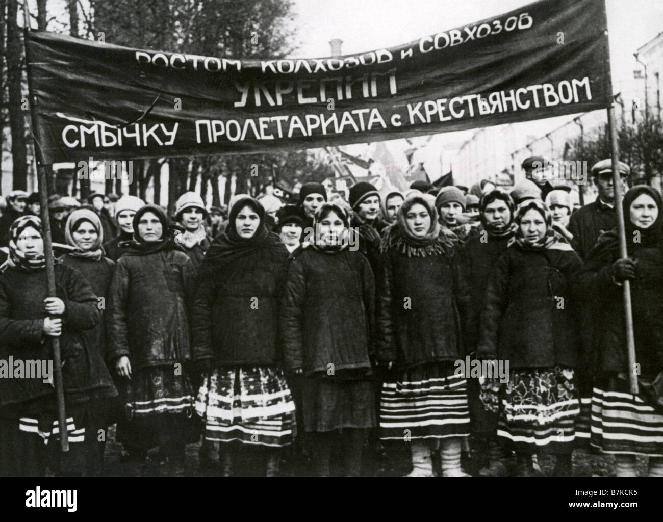 SOWJETISCHE Russland Russische Frauen in 1930er Jahren Demo unterstützt die Entfernung von Klassenunterschiede zwischen den Arbeitnehmern einen Bauern Stockfoto