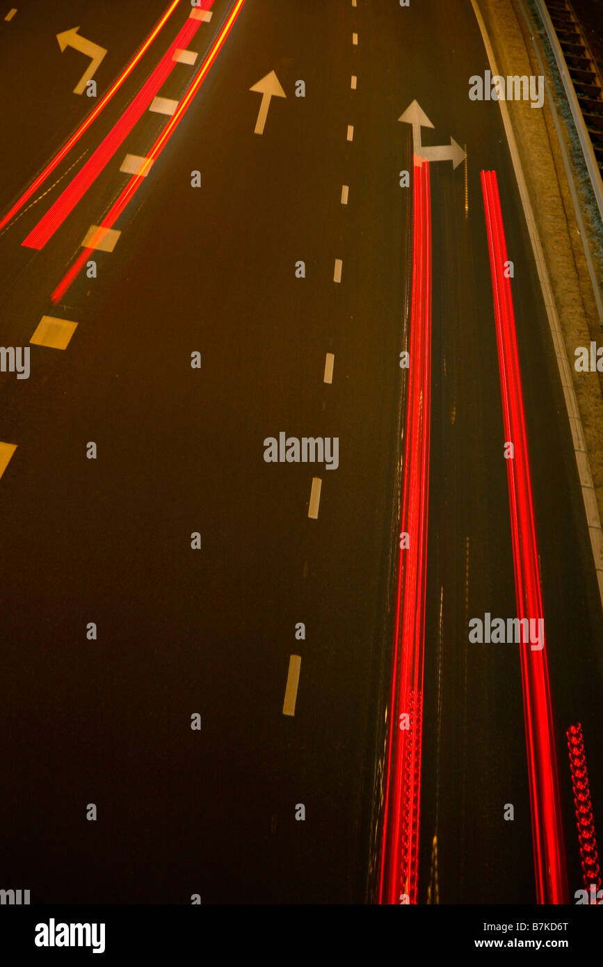 Straße-Autobahn-Straße in der Nacht mit Autoscheinwerfer Stockfoto