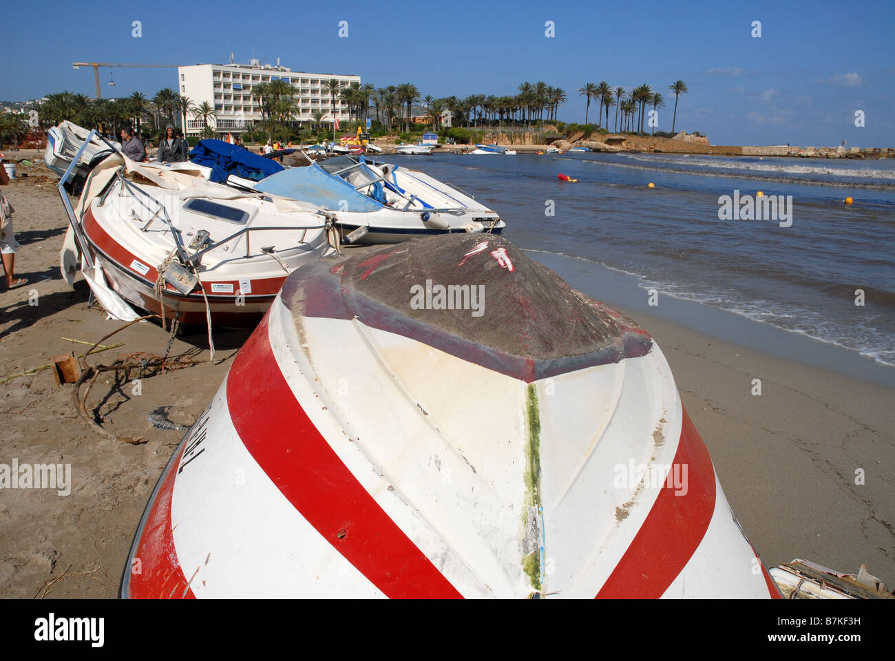 Boote & Geröll angespült Playa Arenal nach Sturm, Okt. 2007, Javea, Provinz Alicante, Comunidad Valenciana, Spanien Stockfoto