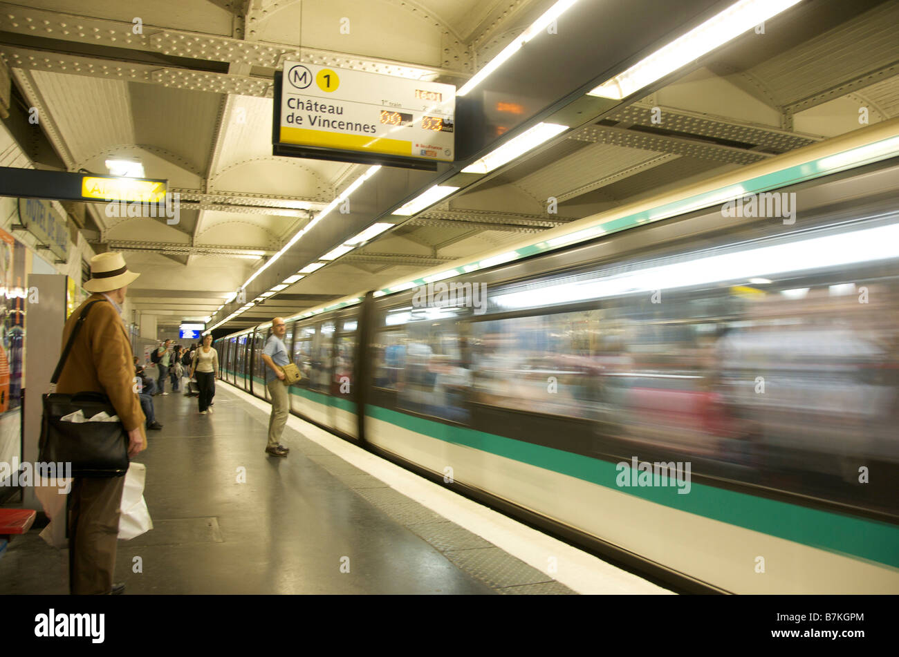 Zug an der Pariser Metro Plattform mit Passagiere warten, Paris, Frankreich Stockfoto