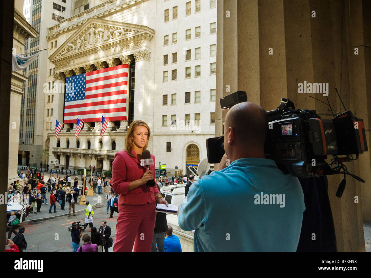 TV Nachrichten Crew an der New York Stock Exchange während der Finanzkrise des Jahres 2008 Stockfoto