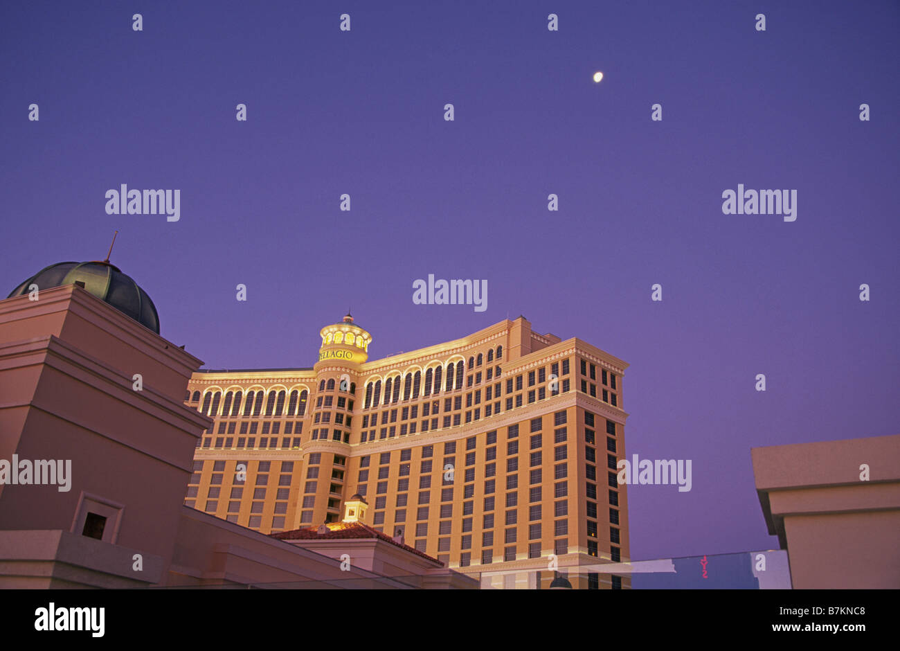 USA-NEVADA LAS VEGAS Mondaufgang über Belagio Hotel Casino und Resort auf dem Las Vegas Strip, Las Vegas, Nevada. Stockfoto