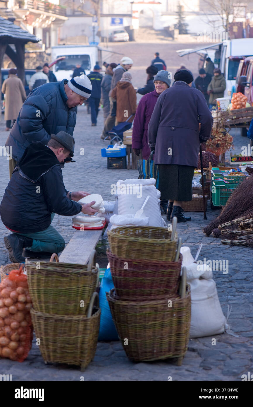 Menschen beim Einkaufen am Hauptplatz in Agrar-Markt Kazimierz Dolny Polen Stockfoto