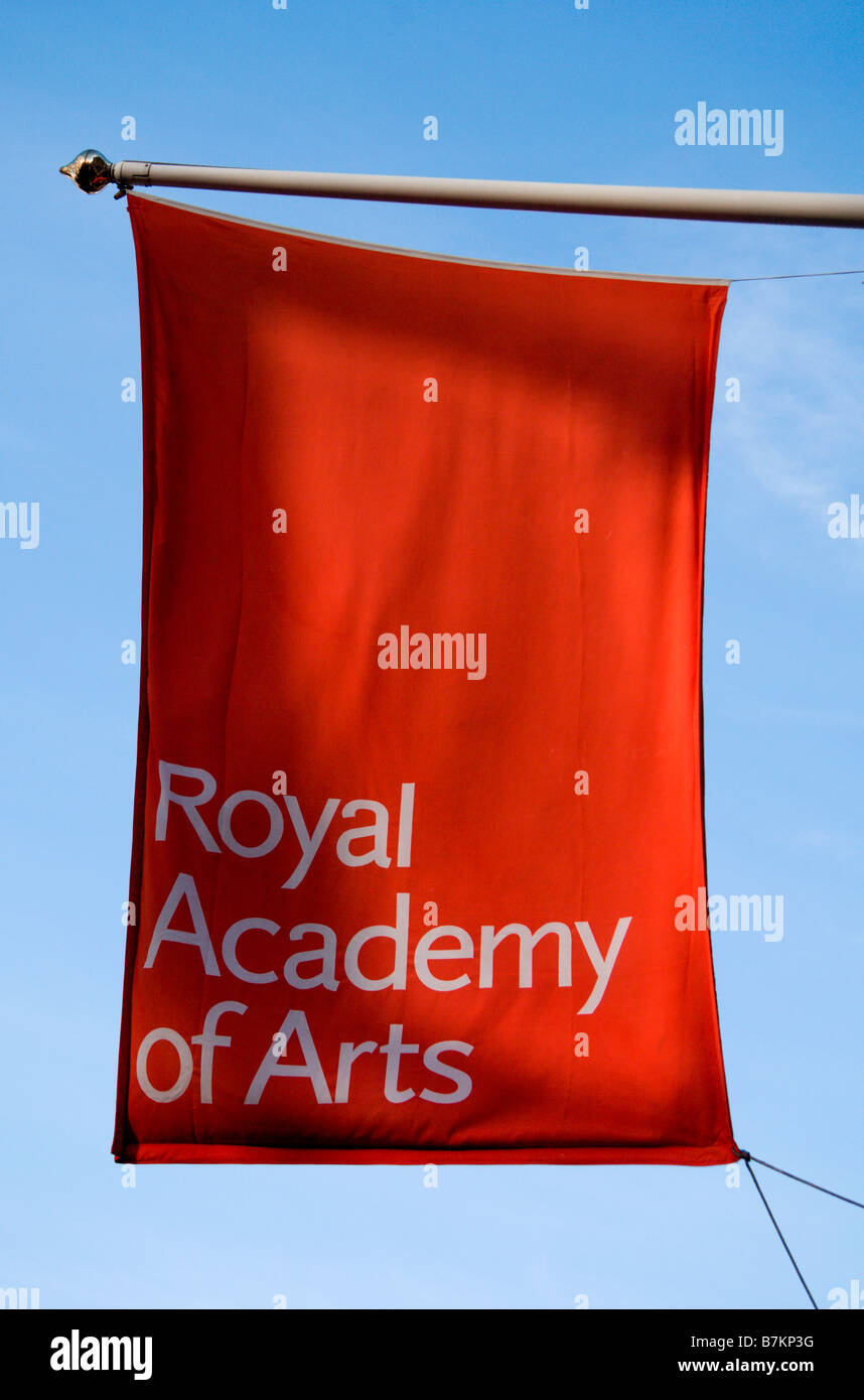 Eine Fahne hängen über der Royal Academy of Arts Burlington House Piccadilly London. Jan 2009 Stockfoto