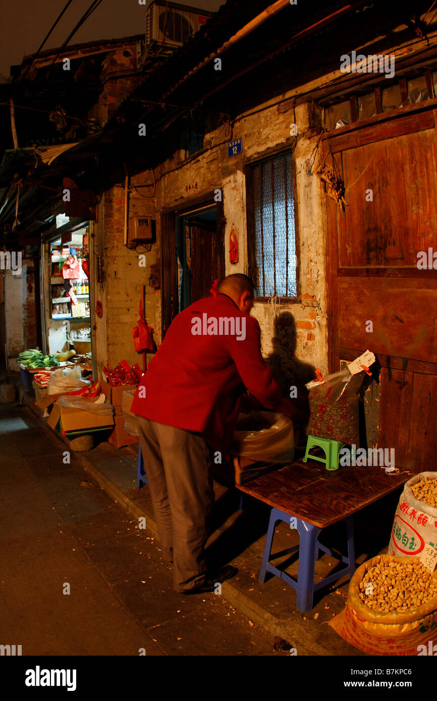 Gasse China chinesische Bequemlichkeit Kultur beleuchtet schwach emergenten Markt Märkte Guangzhou Haus Einkommen Lücke Lane Lifestyl Stockfoto
