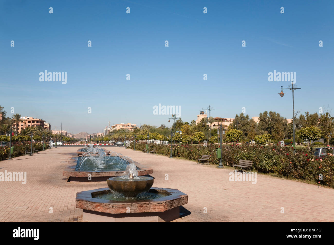 Marrakesch Marokko Nordafrika Brunnen und Rosengärten an der Avenue Mohammed VI road Stockfoto