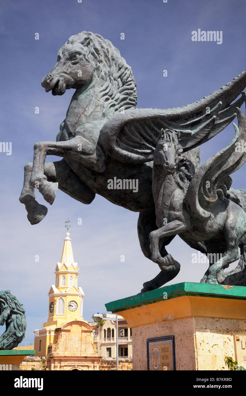 Eine Skulptur von Pegasus rahmt die Torre del Reloj, ein Wahrzeichen von Cartagena, Kolumbien. Stockfoto