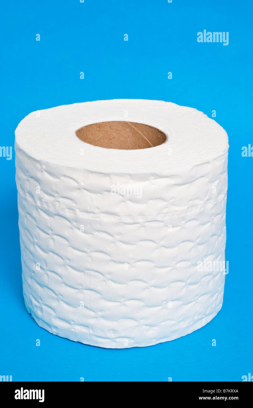 Eine Nahaufnahme von eine weiße WC-Papierrolle auf blauem Hintergrund Stockfoto