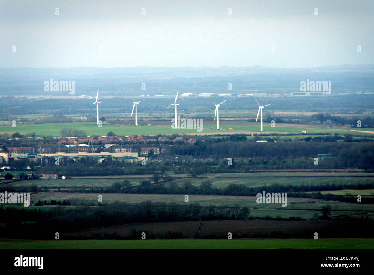 Die fünf Windkraftanlagen in der Ferne von White Horse Hill nr Uffington Oxfordshire Stockfoto