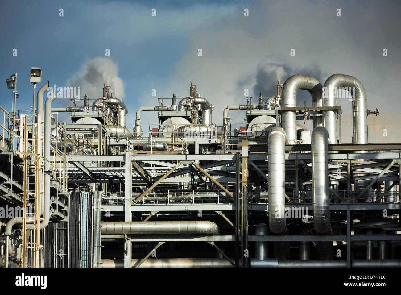 Labyrinth der Stahlrohre und Schornsteine innerhalb der Anlage zu einem modernen gasbefeuerten Kraftwerksanlage, Großbritannien Stockfoto