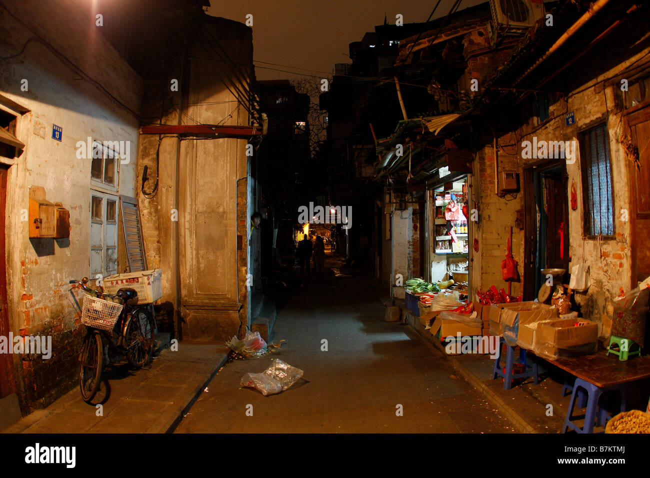 Gasse China chinesische Bequemlichkeit Kultur beleuchtet schwach emergenten Markt Märkte Guangzhou Haus Einkommen Lücke Lane Lifestyl Stockfoto