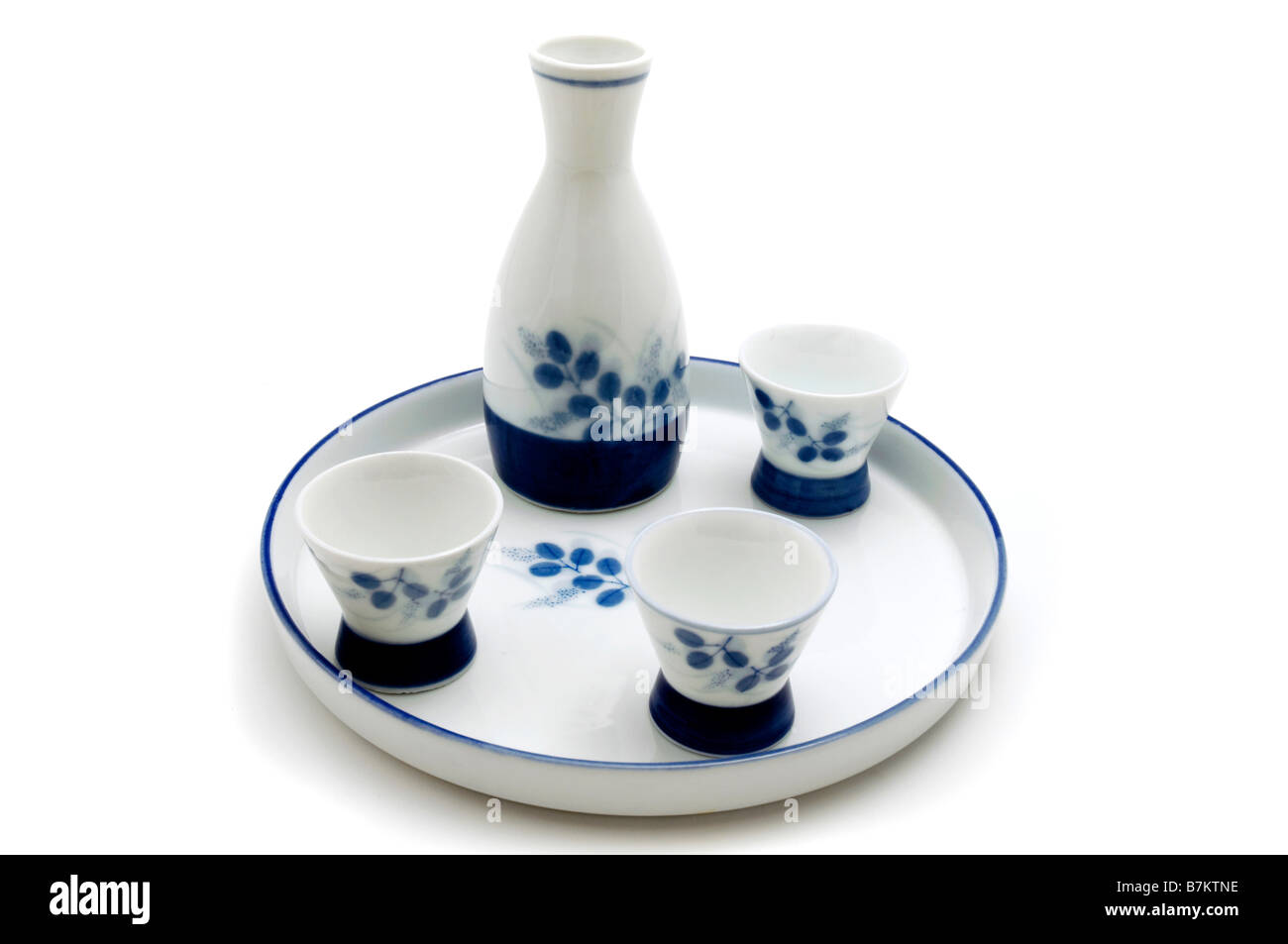 Sake Servierbesteck auf weißem Hintergrund Stockfoto