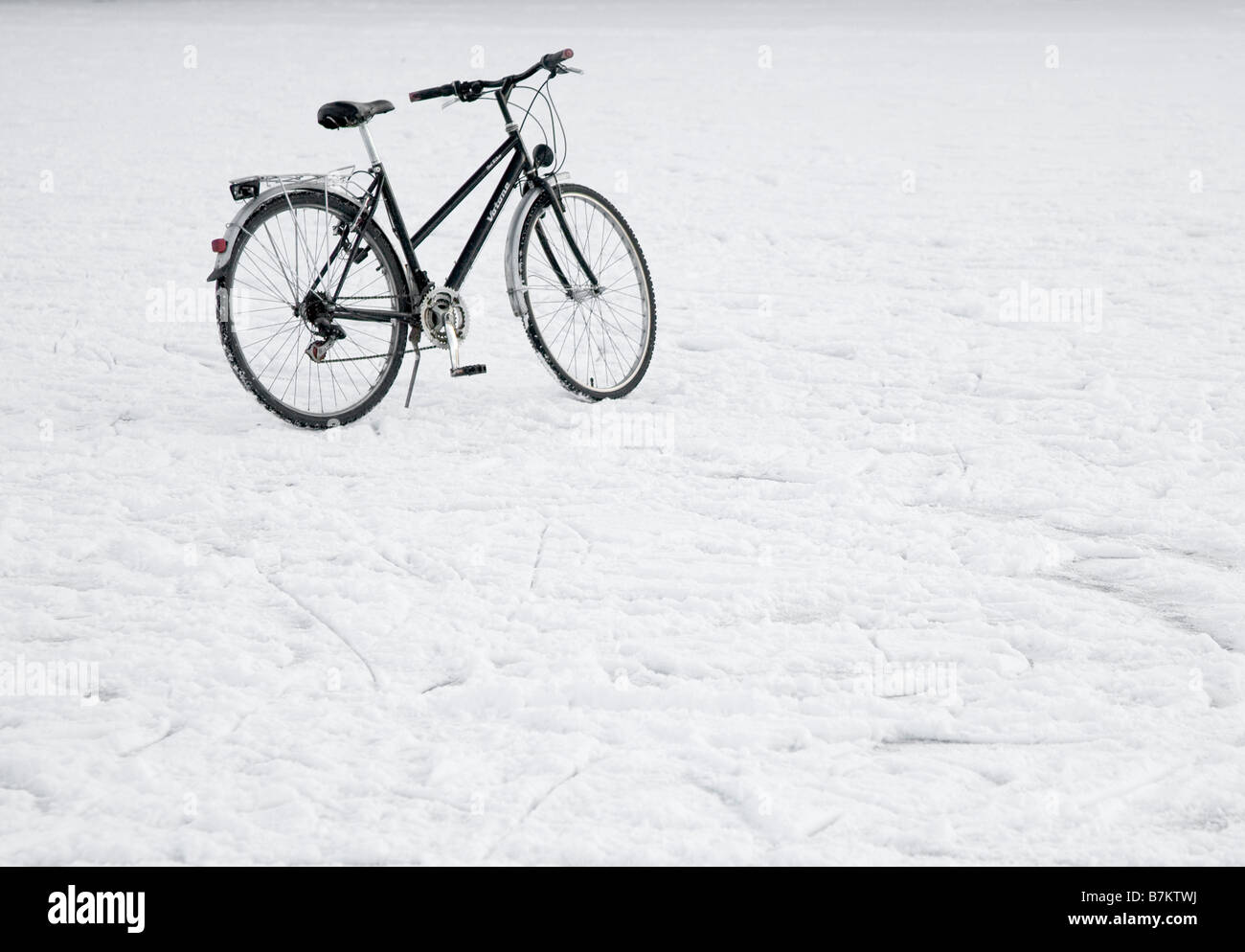 Fahrrad auf zugefrorenen See Stockfoto