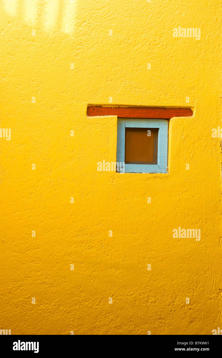 Blue Window und gelbe Wände, Guanajuato, Mexiko Stockfoto