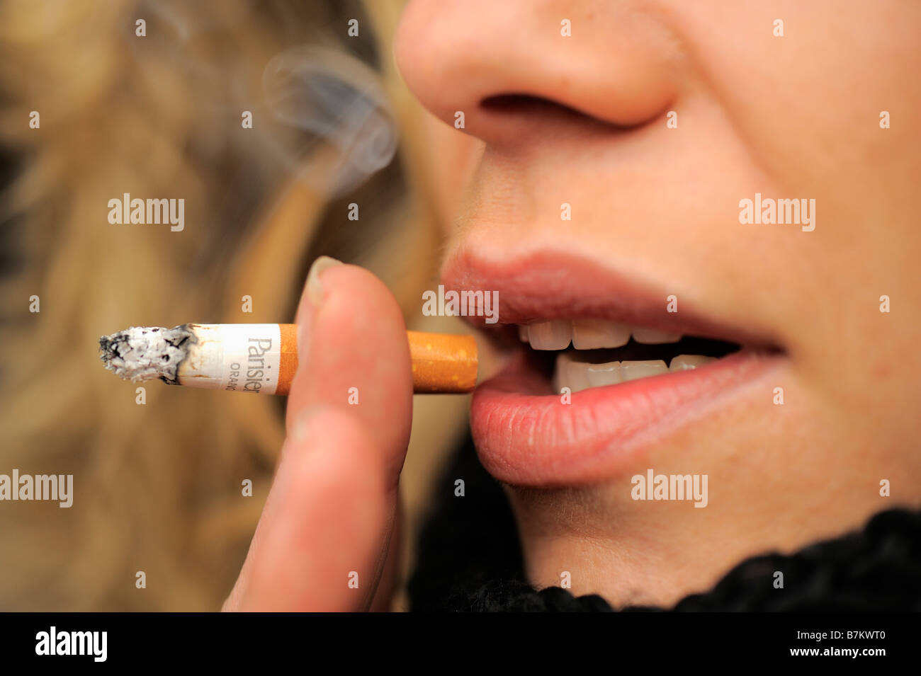Junge Frau rauchen Stockfoto