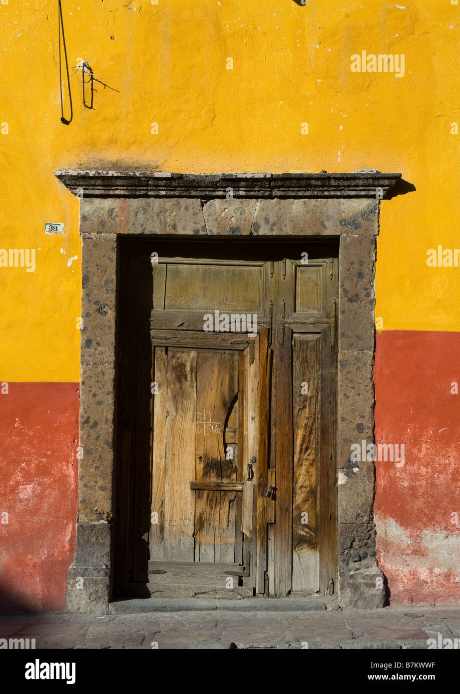 Tür und Adobe Walls, San Miguel de Allende, Mexiko Stockfoto