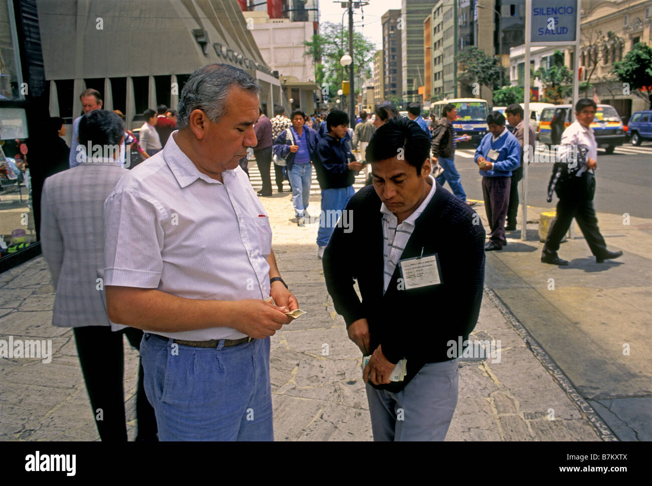 Personen Erwachsene Männer Geld Wechsler Viertel Miraflores Lima Lima Provinz Peru Südamerika Stockfoto