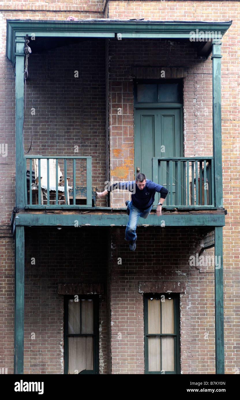 Stuntman fallen aus einer im Obergeschoss Balkon an einem Film Film set universal Studios Backlot Los Angeles LA Kalifornien tour Stockfoto