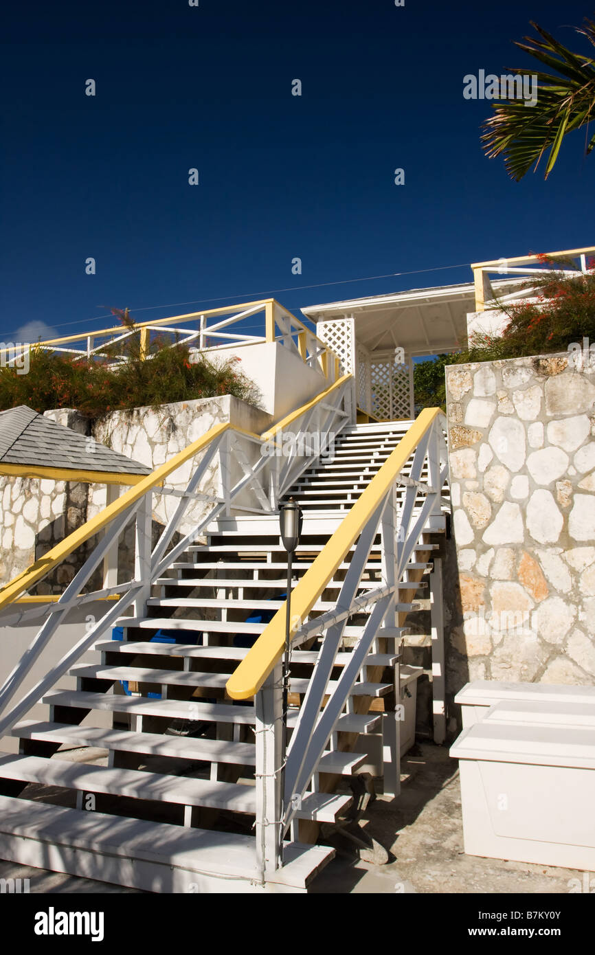 weiße und gelbe Treppe zum tiefblauen Himmelshintergrund Stockfoto