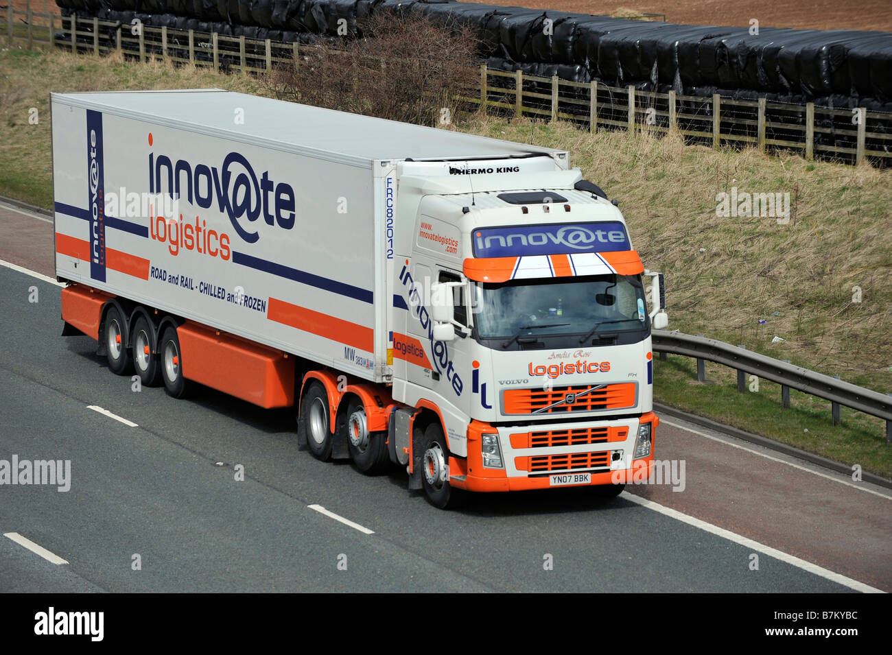 Drei Achsen Volvo FH Lkw mit gekühlten Tri Achse trailer Innovation Logistik auf Autobahn Stockfoto