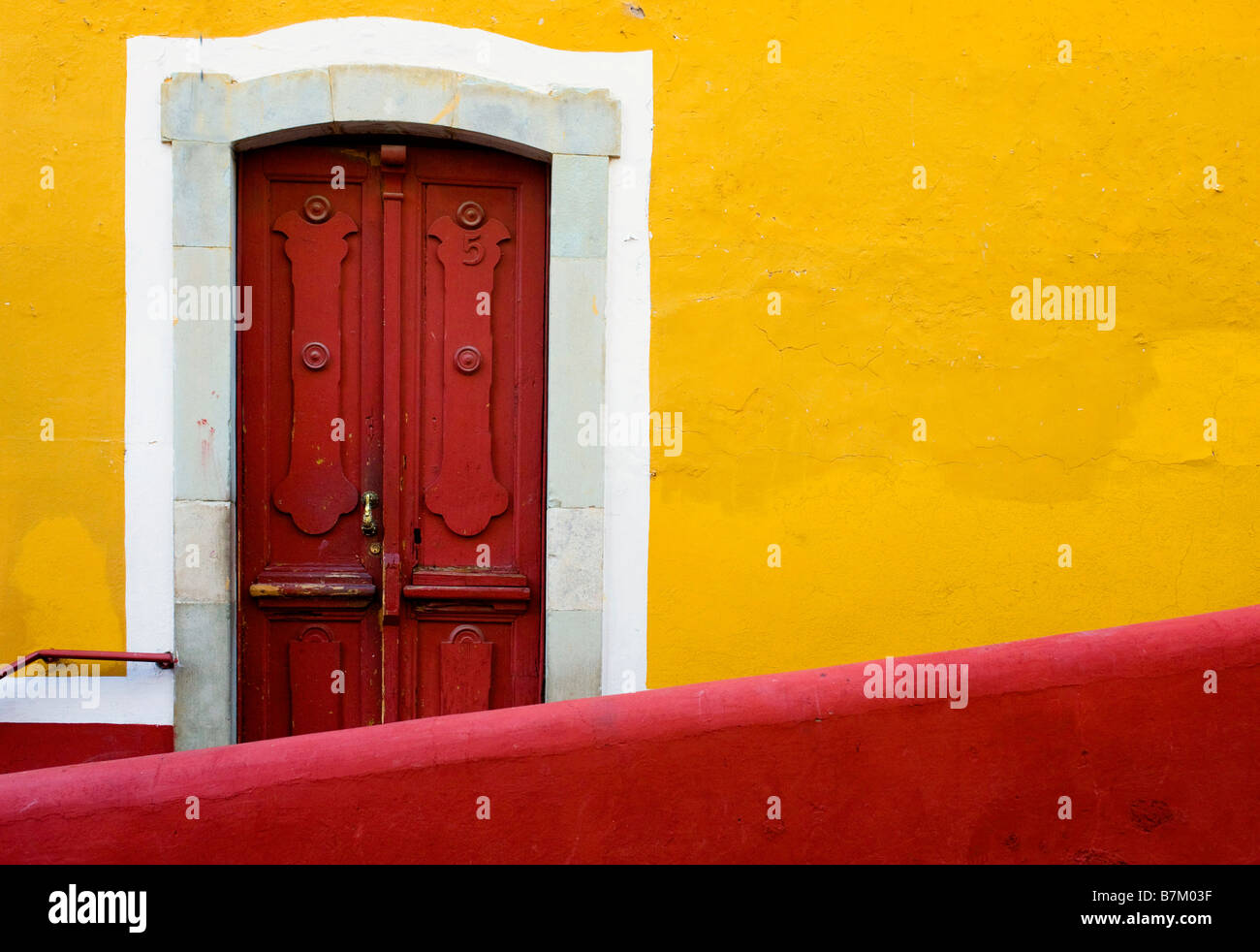 Rote Tür und gelbe Wände, Guanajuato, Mexiko Stockfoto
