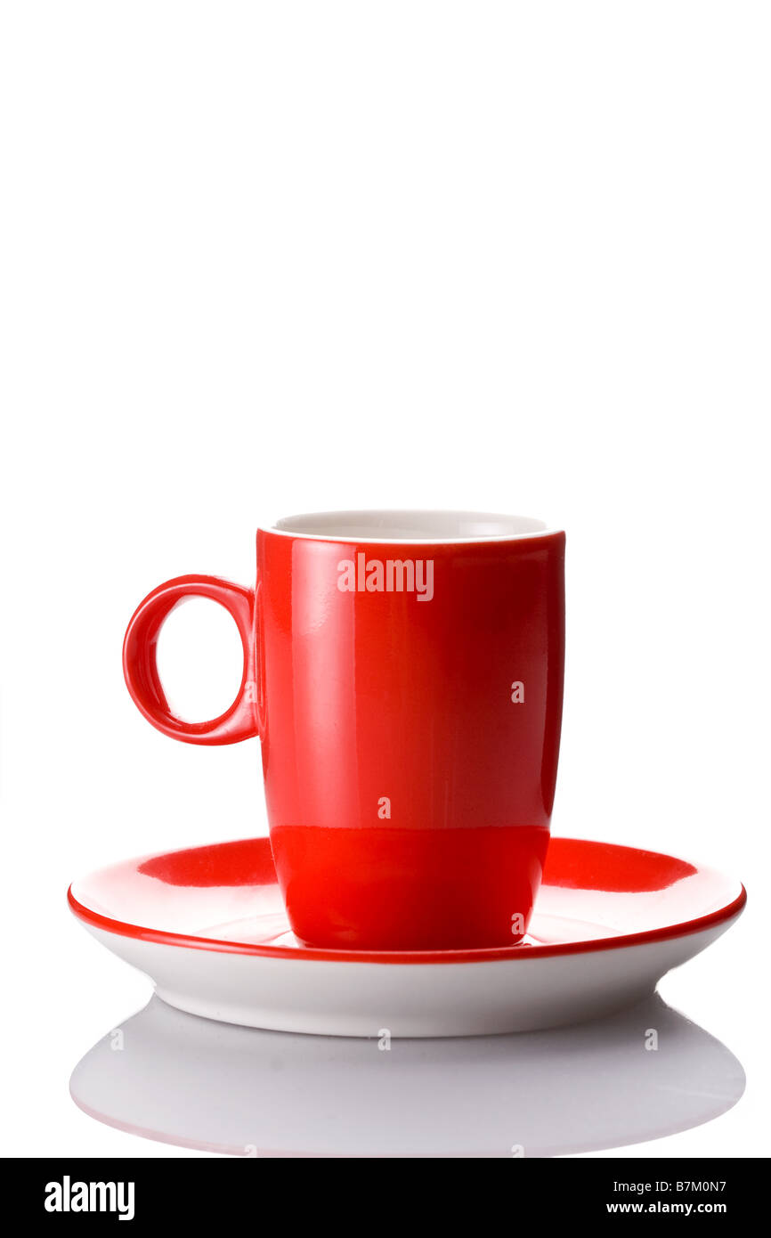 Rote Tasse Kaffee isoliert auf weiss Stockfoto