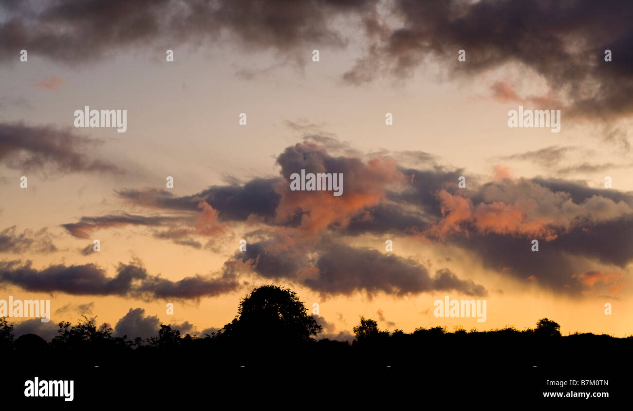 Dramatischer Himmel bei Sonnenuntergang. Stockfoto