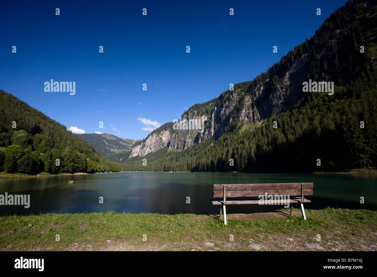 Leere Bank von Lac de Montriond Stockfoto