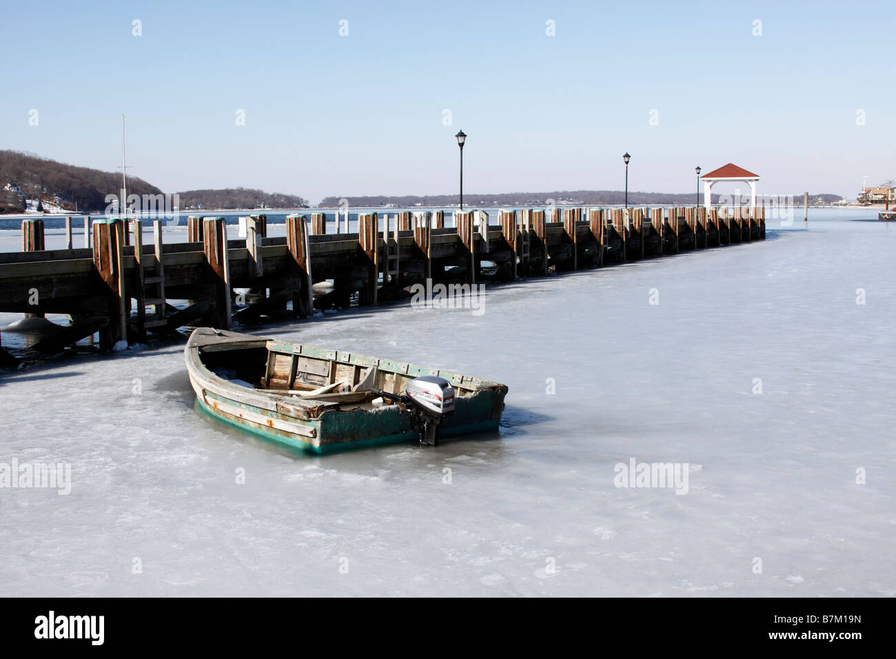 altes Boot im Hafen von gefrorenen Northport, Long Island, New York, USA Stockfoto