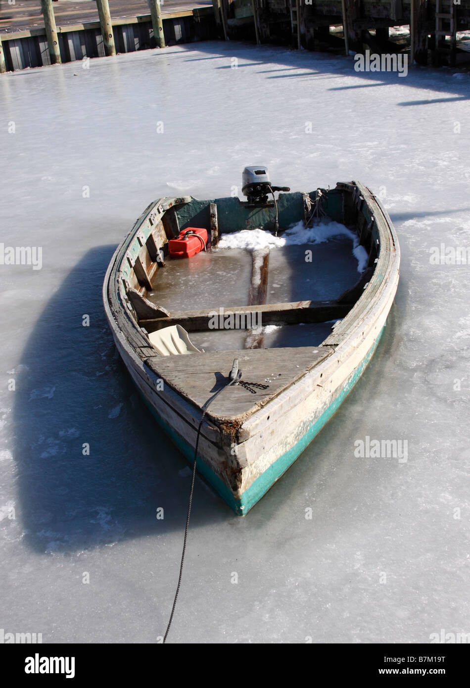altes Boot im Hafen von gefrorenen, Northport, Long Island, New York Stockfoto