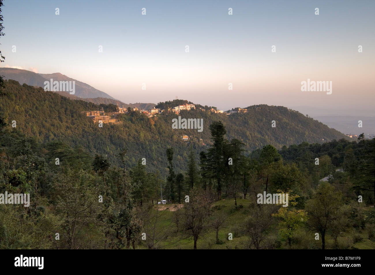 MacLeodganj in den Ausläufern des Himalaya von Naddi. Dharamsala. Himachal Pradesh. Indien. Stockfoto