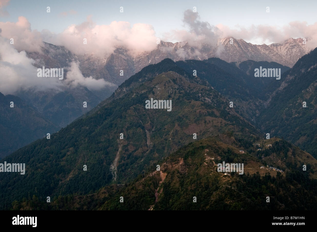 Gebirge in der Nähe von Dharamsala. Naddi. Himachal Pradesh. Indien. Stockfoto