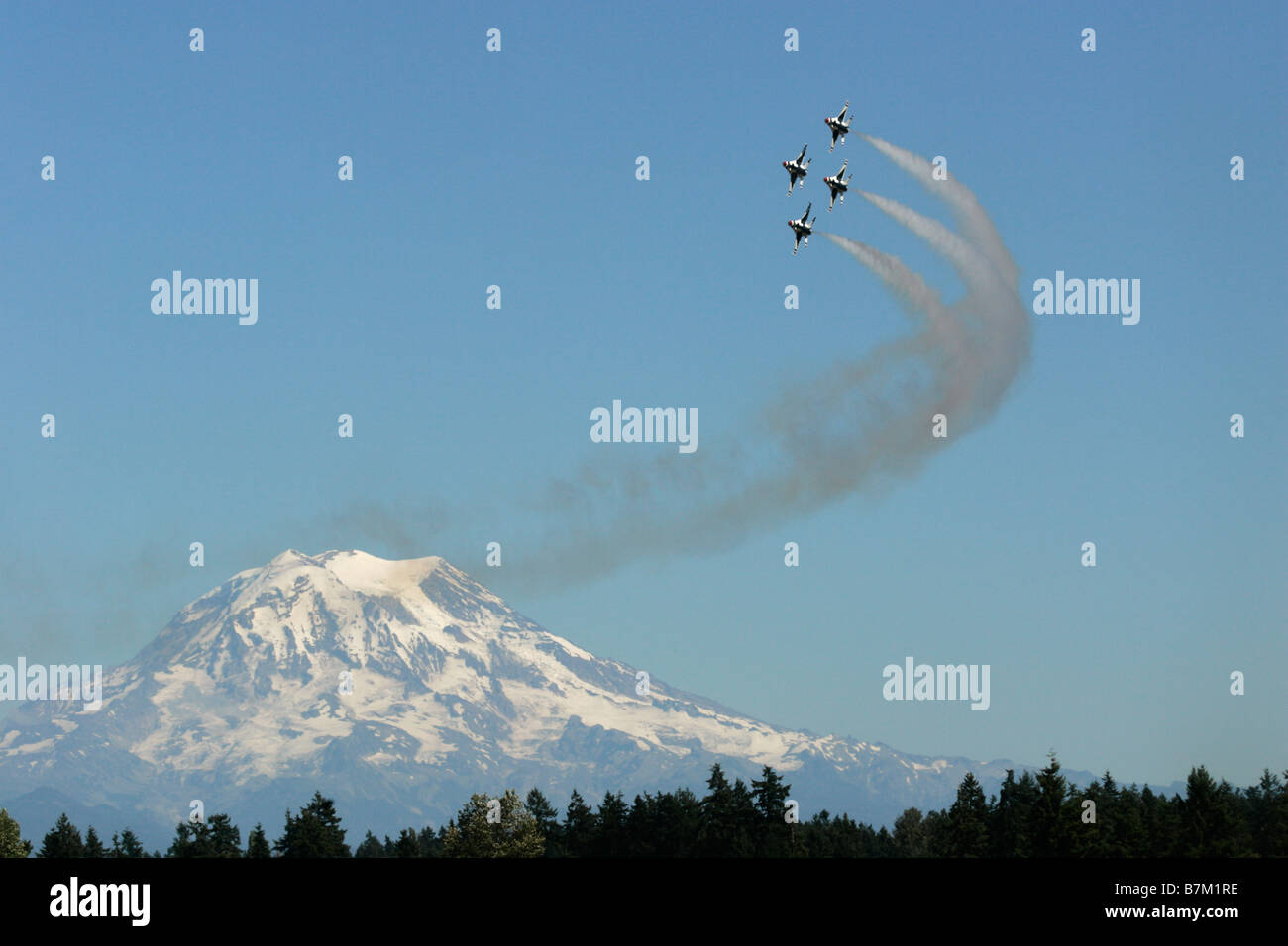 USAF F-16 Thunderbirds fliegen in Diamant-Formation mit Mt Rainier im Hintergrund Stockfoto