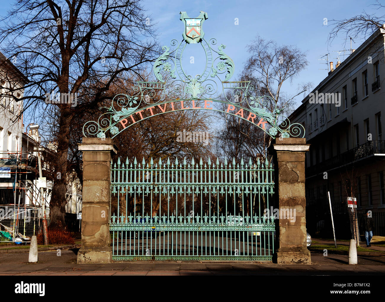 Der Eingang zum Pittville Park im Stadtzentrum von Cheltenham UK Stockfoto