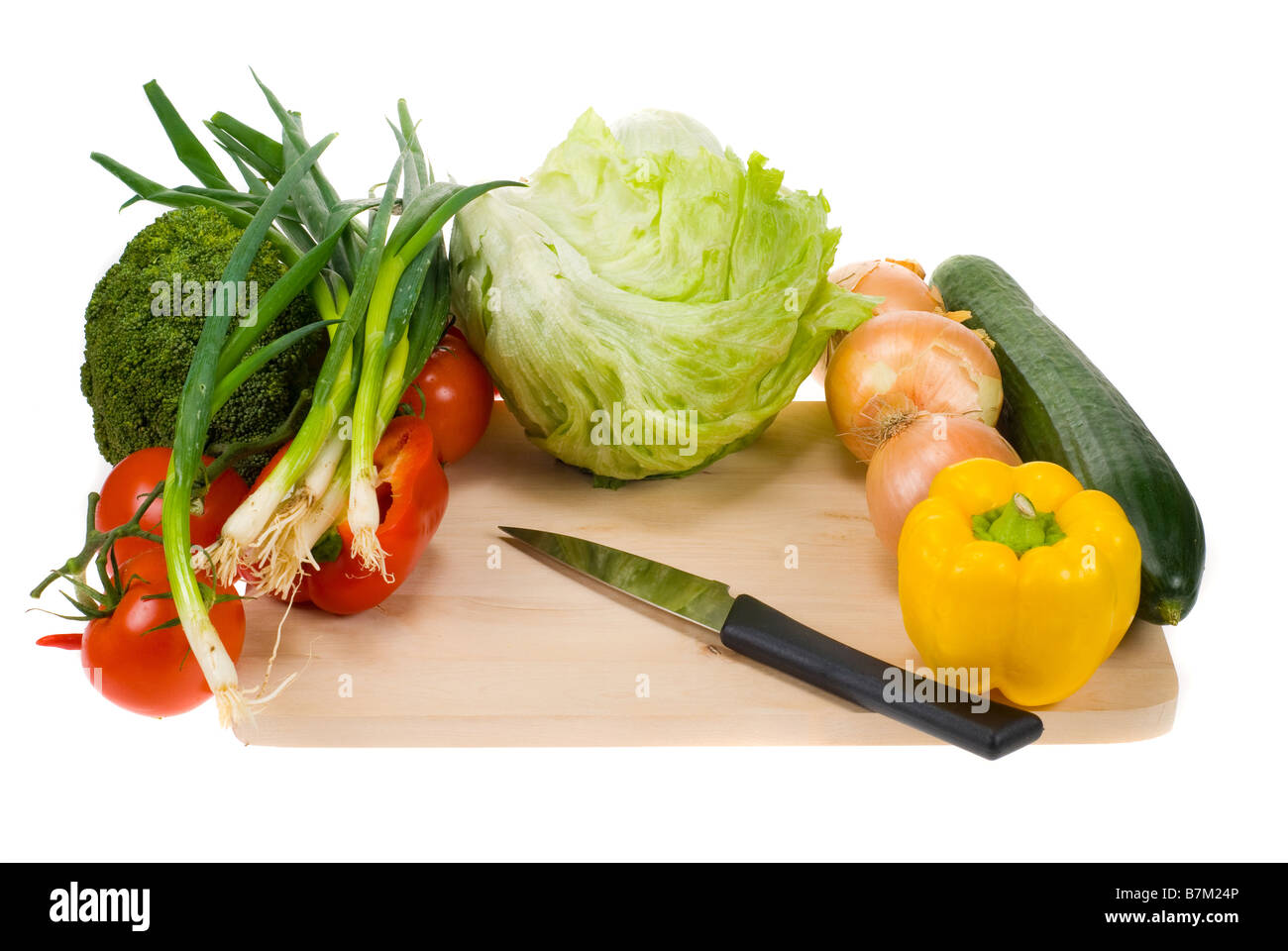 frisches Gemüse und Schneidebrett isoliert auf weißem Hintergrund Stockfoto