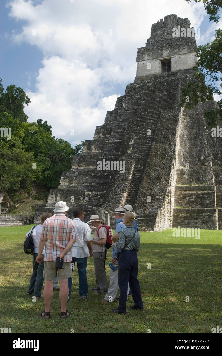 Touristen vor Tempel I. Tikal in Guatemala. Stockfoto