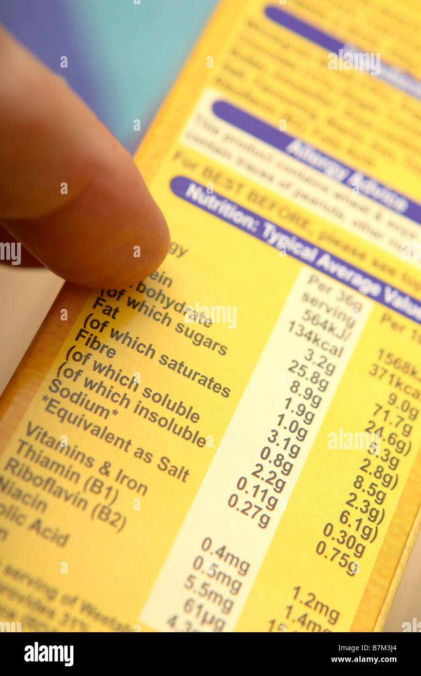Verbraucher, die das Lesen Gesundheit Nährwertangaben auf der Seite ein Paket von Frühstücks-Cerealien Stockfoto