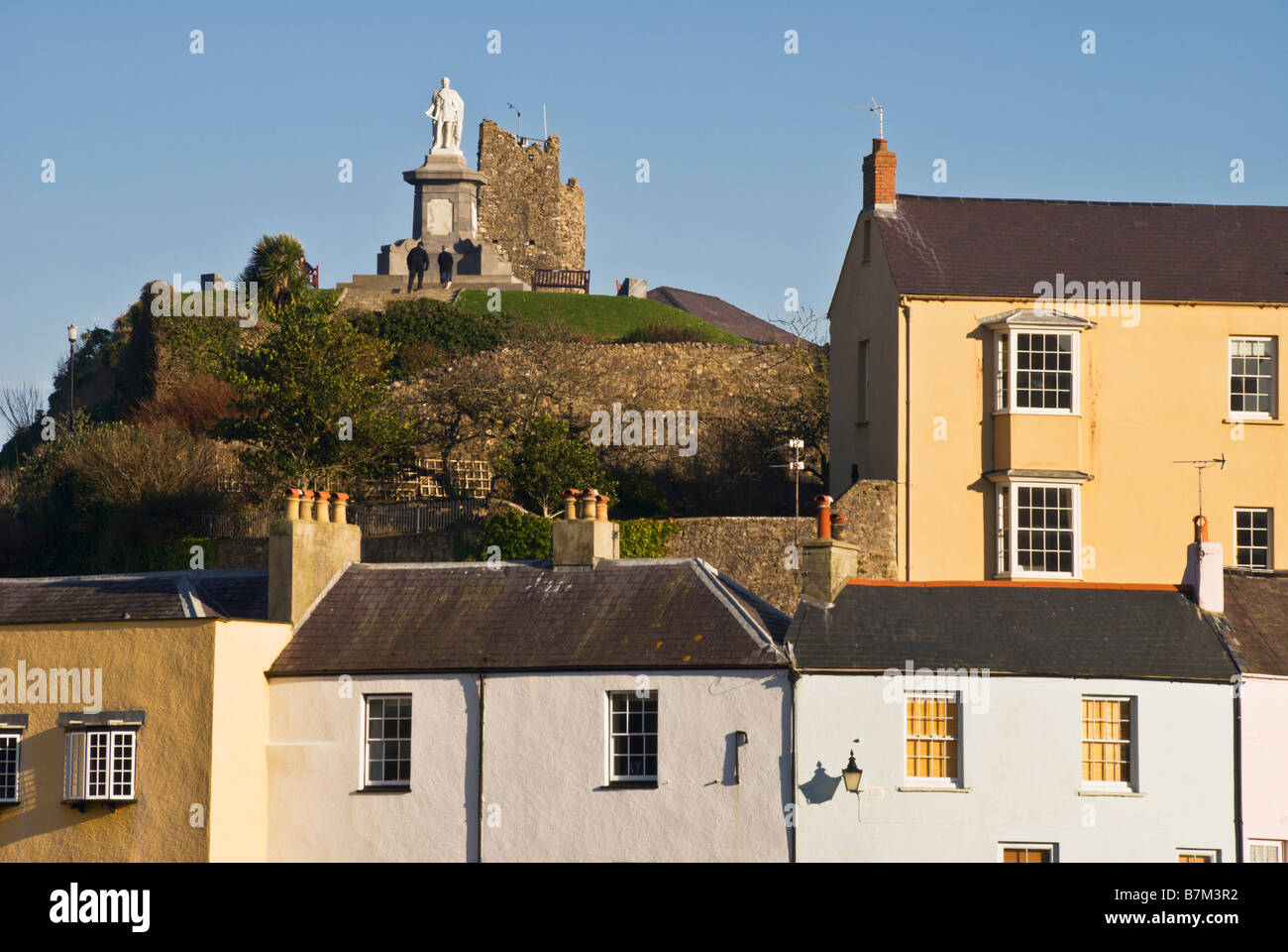 Bunte Häuser und die walisische National Memorial to Prince Albert Burgberg, Tenby, Pembrokeshire, Westwales. UK Stockfoto