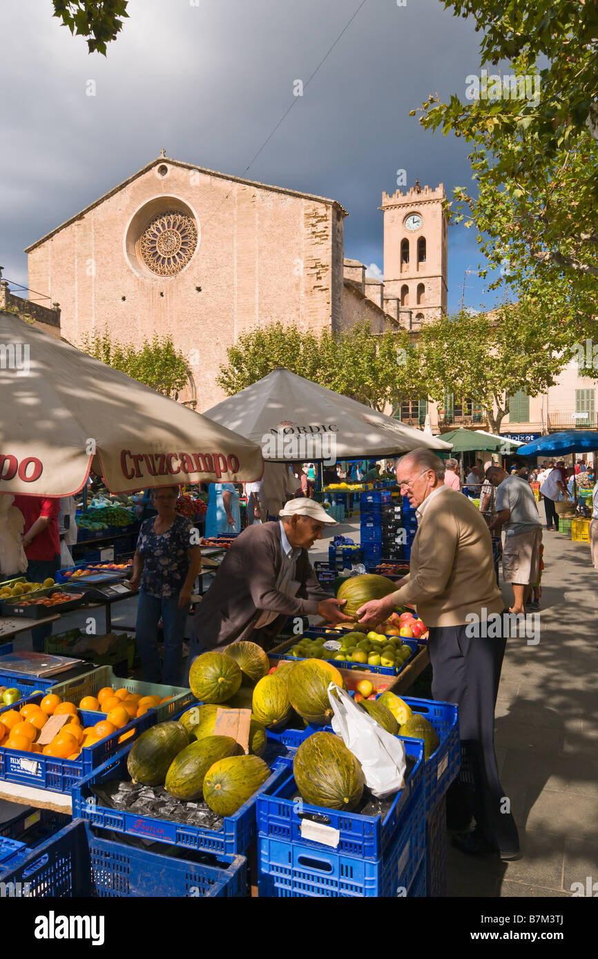 Ein Mann mit Obst am Markt Pollensa, Mallorca, Spanien. Stockfoto