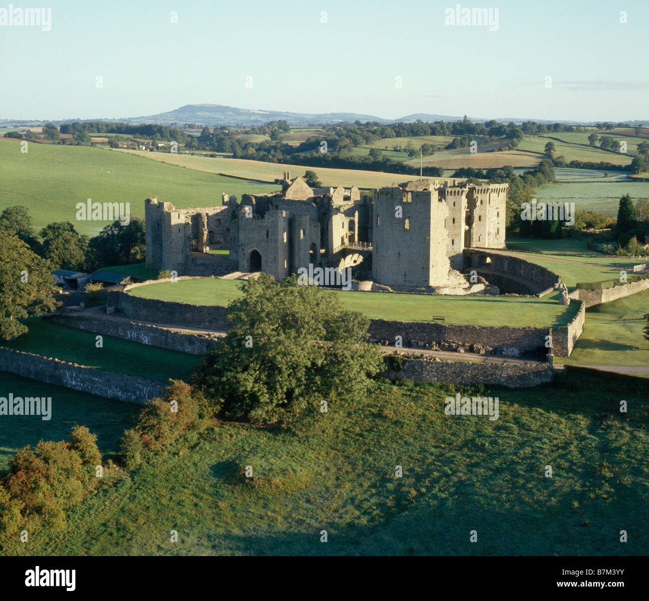 Raglan Castle Gwent Wales Luftbild aus einem Heißluftballon Stockfoto