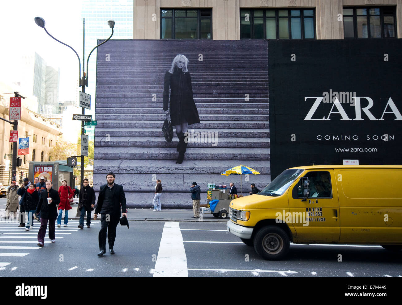 Neue Zara Shop Werbung auf Fifth Avenue, New York, USA, November 2008  Stockfotografie - Alamy