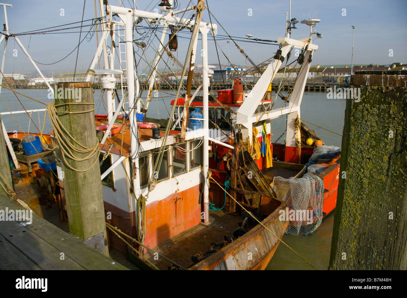Heck hinten Rückansicht von zwei kommerzielle Fischerei Boote vertäut an der West Quay Newhaven East Sussex Stockfoto