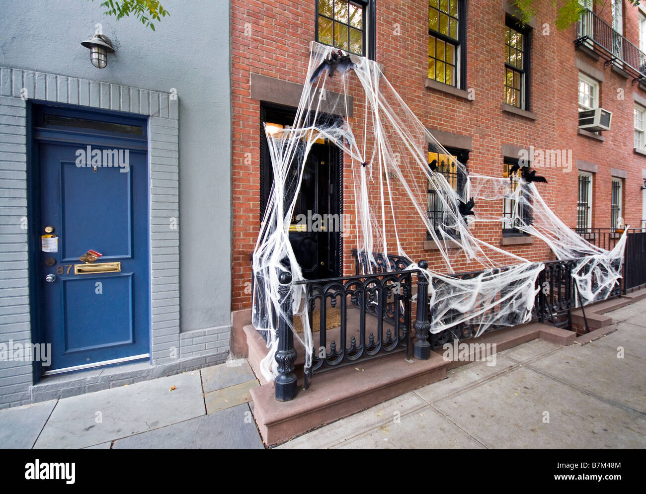 Halloween Dekorationen vor Haus in Greenwich Village, New