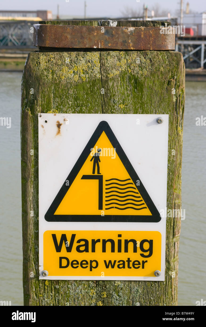 Gefahr tiefen Wasser Schild Warnzeichen Stockfoto