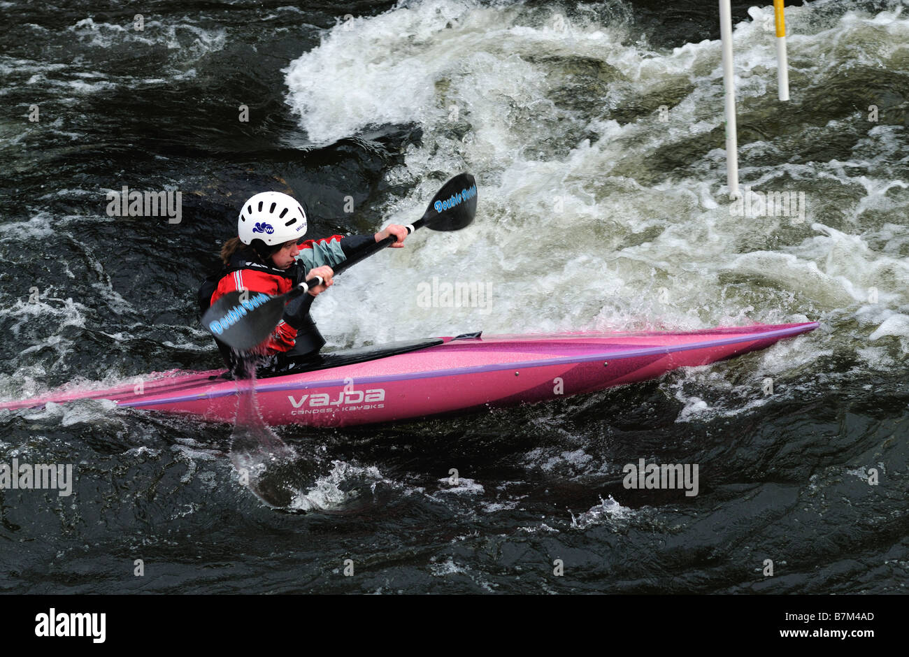 weibliche Kanufahrer Paddeln im turbulenten Wasser im Fluss Stockfoto