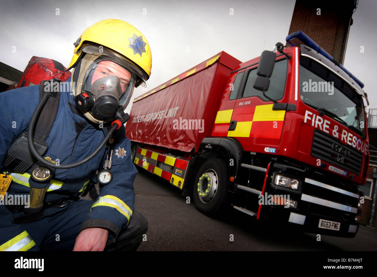 Feuerwehrmann mit die Masseneinheit Dekontamination zur Behandlung von Menschen in einem chemischen Angriff Stockfoto