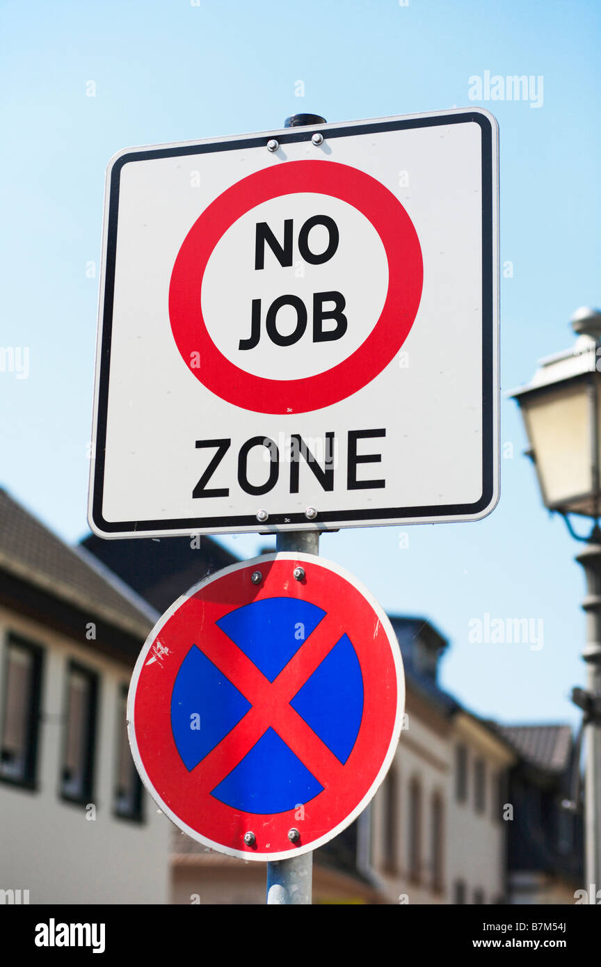 Konzept Zeichen am Anfang einer Straße - sie in einem Gebiet mit hoher Arbeitslosigkeit, Armut, Entbehrung - Job Zone Schild Stockfoto