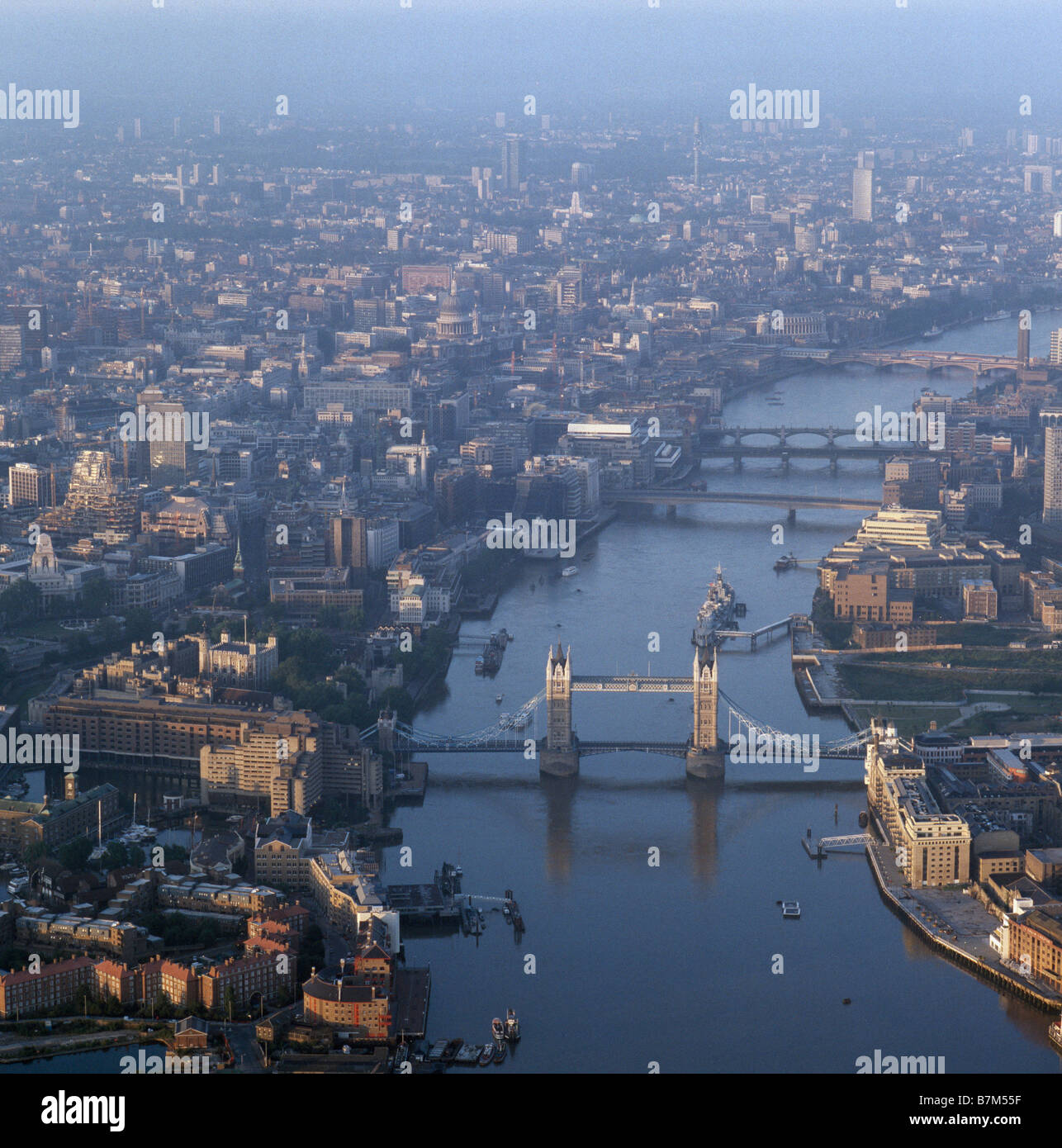 Themse in London und die Tower Bridge, Antenne Stockfoto