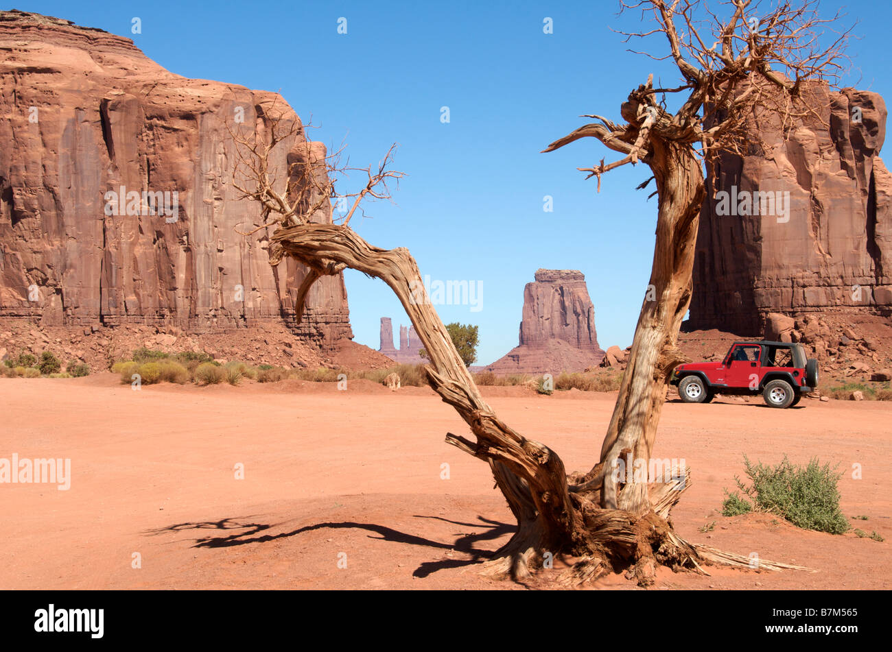 Roter Jeep mit Tafelberge und Spitzkuppen als Kulisse Monument Valley Navajo Tribal Park Arizona USA Stockfoto