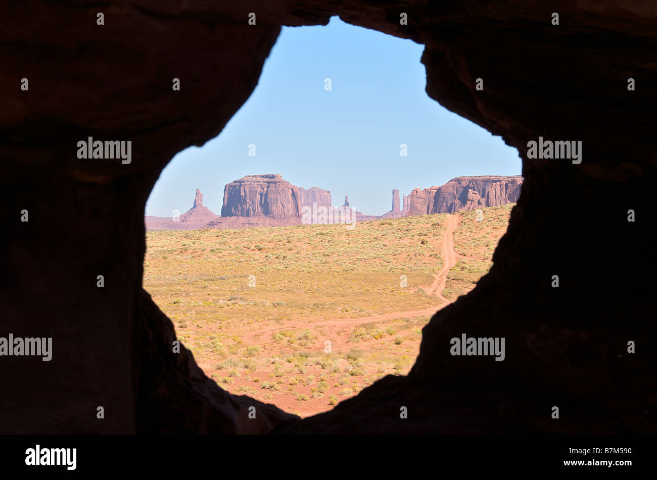 Buttes und Mesas durch Bogen Monument Valley Navajo Tribal Park Arizona USA anzeigen Stockfoto